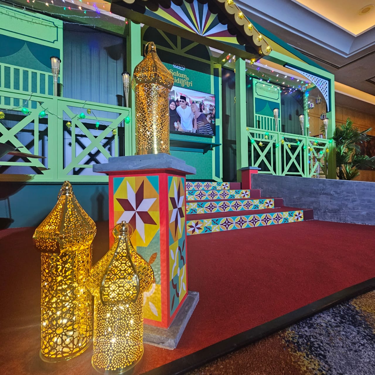 Astro - raya backdrop